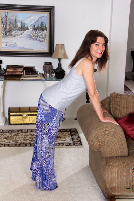 USAWives mature Lori Leane masturbating alone