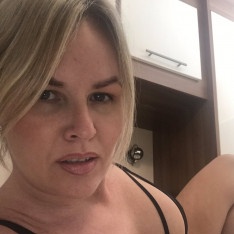 Blonde MILF Summer Rose Gets Banged